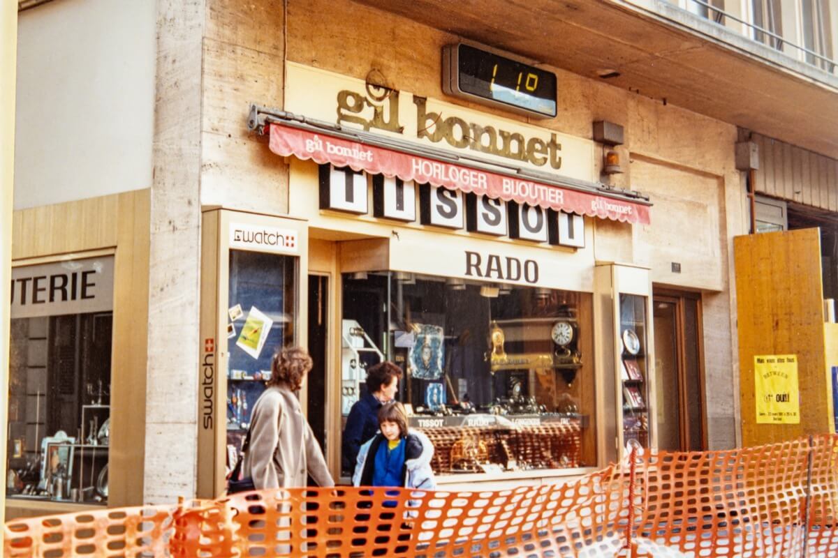 Ancienne devanture de la bijouterie Gil Bonnet avec enseigne rouge et vitrines Tissot et Rado, années 1980, rue en travaux.