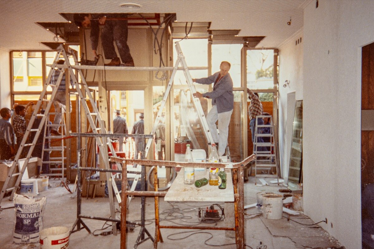 Travaux intérieurs de transformation de la bijouterie Gil Bonnet avec échafaudages, ouvriers et matériel de chantier.
